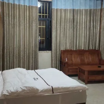 Longlin Huashun Hotel