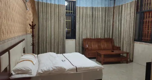 Longlin Huashun Hotel