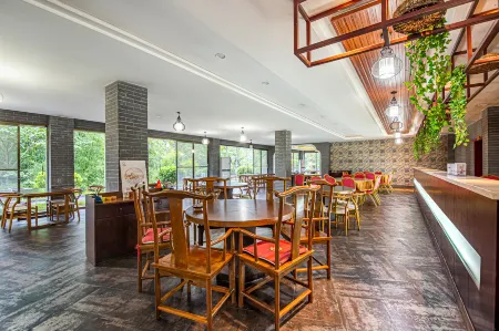 Hongfeng Holiday Hotel Отели рядом с достопримечательностью «Laya Waterfall»