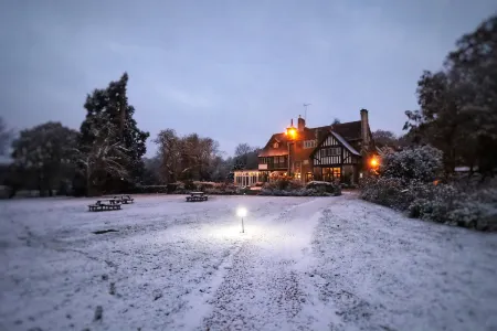 Farnham House Hotel Отели в г. Фарнем