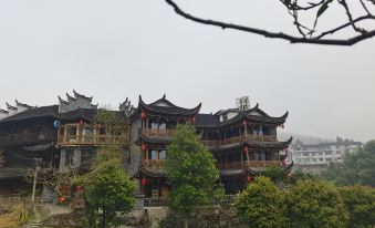 Furong Town and Slow Yueshe (Lotus Pool Shop)