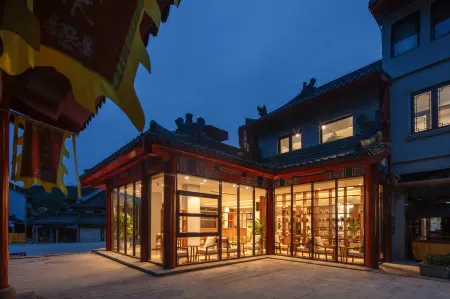 Wanda Yuehua·Yinxi Hotel Отели рядом с достопримечательностью «Wudang Mountains Ancient Building Complex»