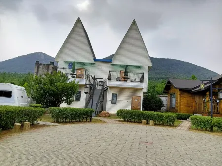 Minglutang RV Camp Отели рядом с достопримечательностью «Yuncao Ancient Town»