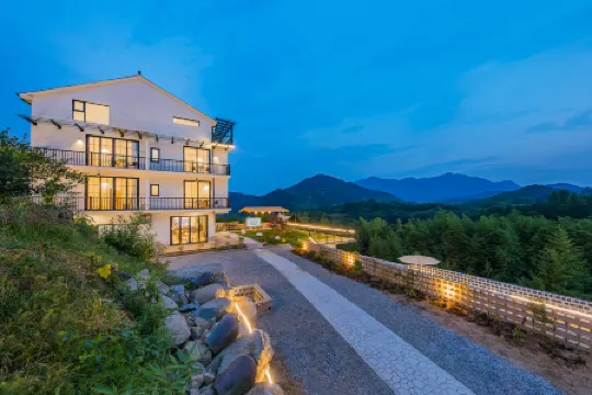 Far away Отели рядом с достопримечательностью «Huxiaoxia Riptide Adventure»