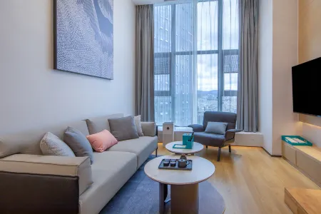 Novotel Living Yunnan Dianchi Times Отели рядом с достопримечательностью «Junfa Xiliangtang Wetland Park»