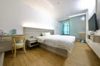 Huazhou Renze Business Hotel