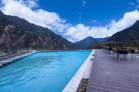 더스크 마운틴 리플렉팅 스노우 프라이빗 핫 스프링 코트야드