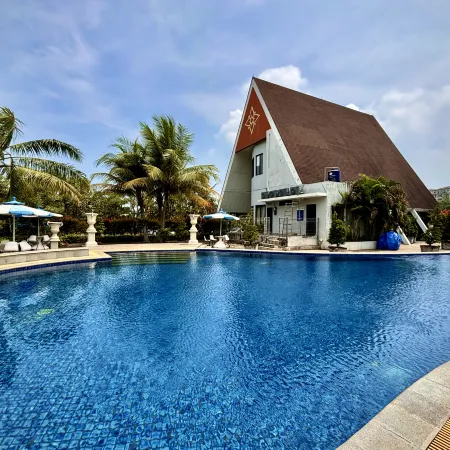 Nemuru Villa Ubud Anyer Отели рядом с достопримечательностью «Пляж Anyer»