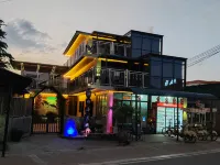 Coral Sea B&B Hotels near Denglou Cape