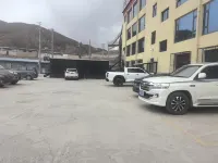 Suoxian Tagade Hotel - parking