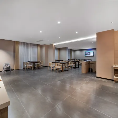 QIANNA HOTEL GLORIOUS (Xinxiang Vocational and Technical College Pingyuan Lake Campus Store)