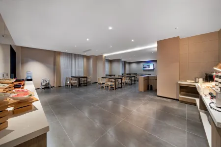 QIANNA HOTEL GLORIOUS (Xinxiang Vocational and Technical College Pingyuan Lake Campus Store) Отели рядом со станцией Xinxiang East Railway Station