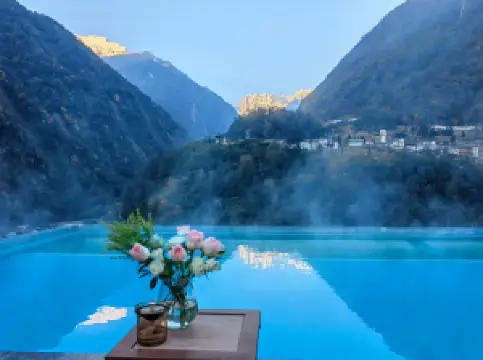 Hailuogou Luanxi Hidden Mountain Snow Mountain Scenic Hot Spring Resort Hote