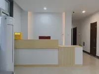 Moonlight Seaside Garden Hotel (Huanhai Road Putao Beach Seawater Bathing Area) - parking