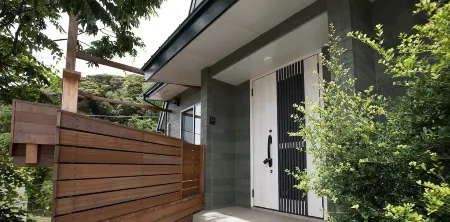 Surfers Island Hayama Log House Отели рядом с достопримечательностью «Morito Daimyojin Shrine»