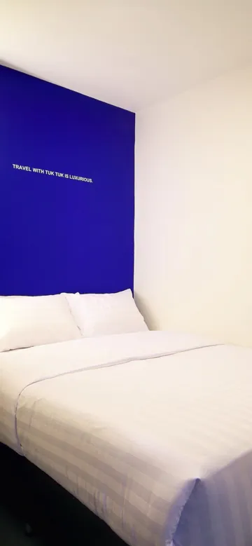 ห้องเตียงควีนไซส์พร้อมห้องน้ำที่ใช้ร่วมกัน