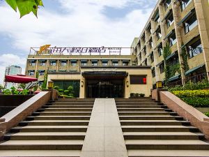 Haitian Holiday Hotel (Metro station of green city square of University of Technology)