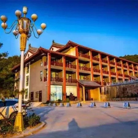 Big Bear Mountain Holiday Hotel