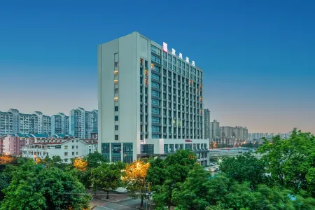 Echarm Hotel (Liuzhou Liunan Wanda Plaza) Отели рядом с достопримечательностью «Liuzhou Zoo»
