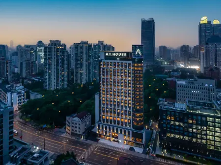 Shanghai Xujiahui A.T.HOUSE Jia Di Hotel Отели рядом с достопримечательностью «Shanghai Xuhui Gymnasium»