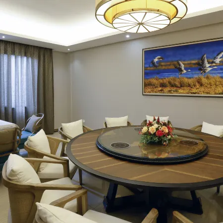 Yunshang Caohai Hotel (Bijie Zhe Mall)