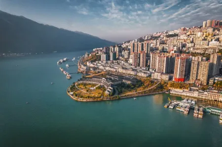 River & Holiday Maple Hotel Отели рядом с достопримечательностью «Daning River Ancient Plank Road Relic Site»