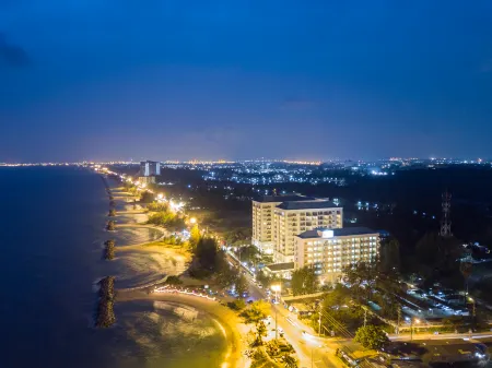 Kantary Bay Hotel and Serviced Apartment Rayong Отели рядом с достопримечательностью «Wat Map Ta Phut»