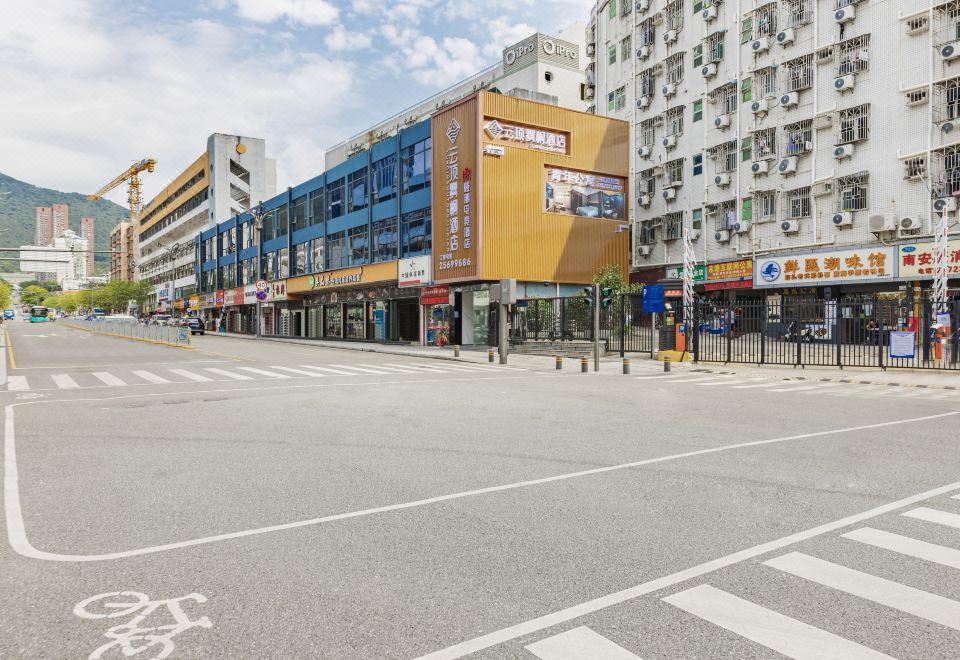 윈딩 스모그 호텔의 포근한 침대와 조명 이미지