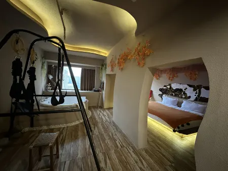 V Theme Theater Hotel  (Chongqing University Town Xijie) Отели рядом с достопримечательностью «Daxue Chenghuaban Park»