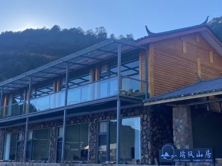 Lugu Lake Ruifeng Mountain Lodge Отели рядом с достопримечательностью «Lover Tree»