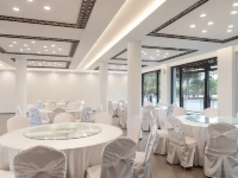 Trip.com Group Country Retreats (Dihua Earth-house Joint Resort) Hotels in Danfeng