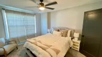 Loop, New Luxurious Large 3BR, Sleeps 9 + Parking Structured Chaos Farm 주변 호텔