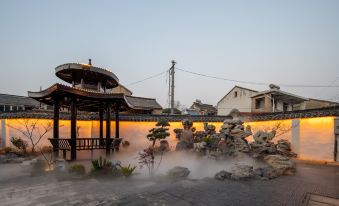 Hidden Momo · Half Foot Garden Hotel