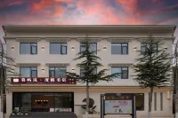 Shangri-La Muyu Lan Resort & Boutique Hotel (Dafo Temple Prayer Wheel Branch, Dukezong Ancient City) Hotels near Tancheng Square
