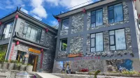 Naxi Family G.H Hotels near Hutiao Stone