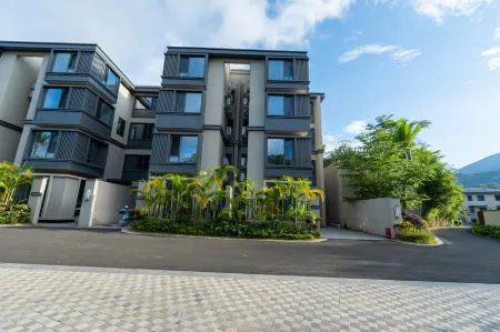 Yunqi Four Seasons Hotel Отели рядом с достопримечательностью «Tropic Rain Forest Scenery Spot of Five Finger Mountain»