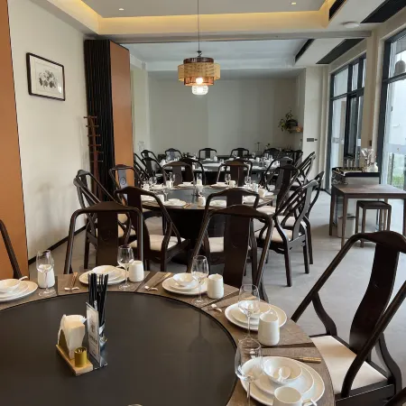 Shitai Guniujiang Wolongju Wellness Hotel