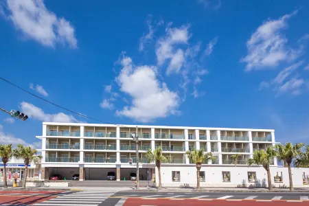 KARIYUSHI LCH.RESORT on The Beach Отели рядом с достопримечательностью «Bankoku Shinryokan»