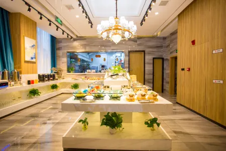 H HOTELS Отели рядом с достопримечательностью «Sanyuan City God Temple»