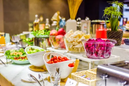 Atour Light Hotel  Guiyang Yunyan Penshuichi Subway Station Отели рядом с достопримечательностью «Qianling Mountain Zoo»