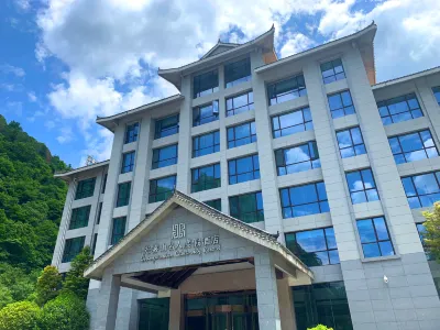 Guangwushan Celebrity vacation Hotel Hotels near Guangwu Mountain - Swallow Ridge Passenger Cableway Lower Station