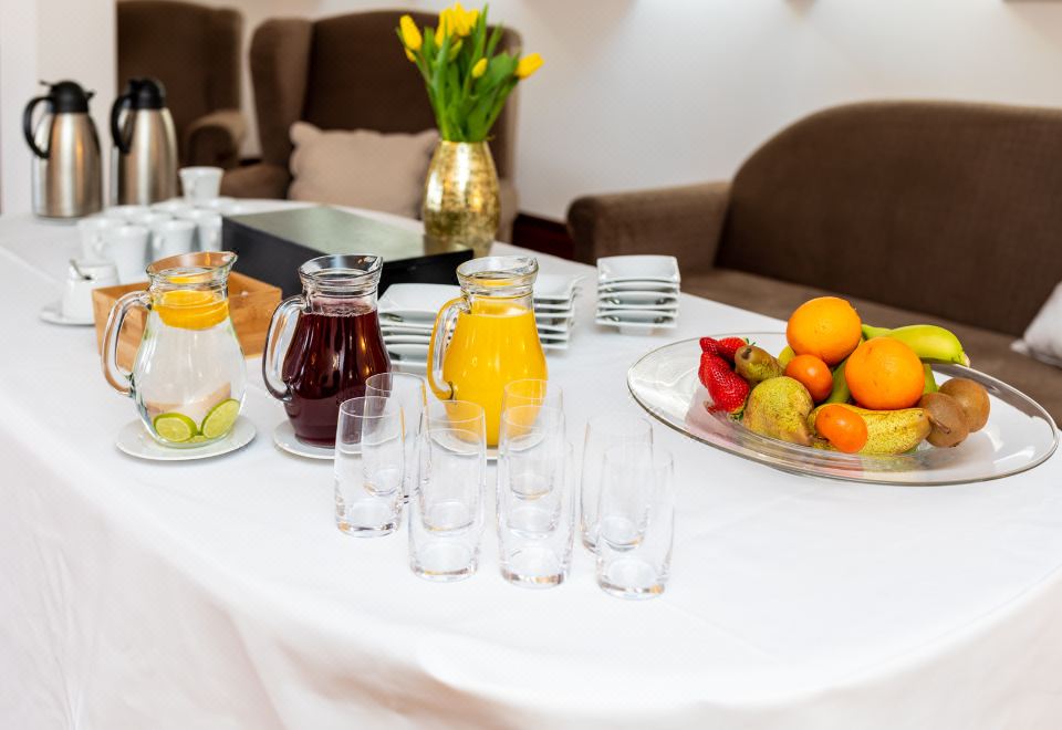 [호텔 레 프리미어의 세련된 라운지 공간]