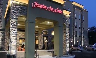 "a large building with a sign that reads "" hampton inn & suites "" prominently displayed on the front of the building" at Hampton Inn & Suites by Hilton Stroudsburg Pocono Mountains