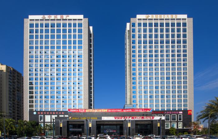 EAST LAKE HOLIDAY HOTEL