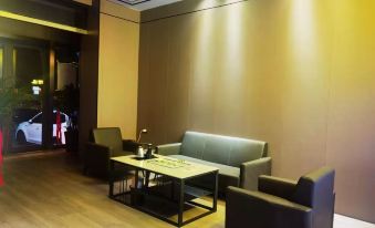 Home Inn Huayi Hotel (Urumqi Midong 101 Middle School)