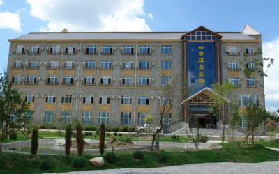 Four Seasons Hot Spring Assembly Hall, Lianhuanhu Hot Spring Scenic Area Hotels near Lianhuanhu Waterfowl Hunting Field