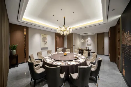 QIANNA HOTEL GLORIOUS (Pingdingshan Wanda Plaza Railway Station)