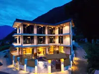 Front Yard Back Yard Snow Mountain Hot Spring Homestay (Hailuogou Glacier Forest Park) - 신규
