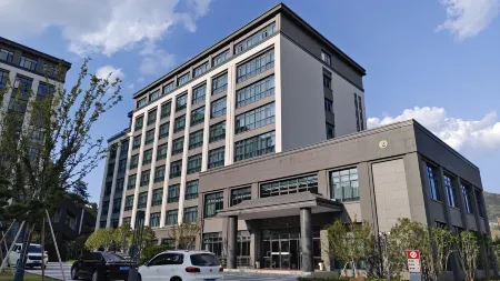 Pan'an Hongting University Hotel Отели рядом с достопримечательностью «Zhaomingyuan Scenic Area»