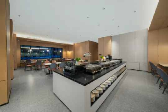 REZEN PROYAL  Hotel, Guangzhou, Hanxi Changlong Subway Station Branch Отели рядом с достопримечательностью «Chimelong Paradise»